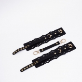 Черный кожаные оковы с узорами и золотистой фурнитурой - Crazy Handmade - купить с доставкой в Саратове Черный кожаные оковы с узорами и золотистой фурнитурой - Crazy Handmade - купить с доставкой в Саратове